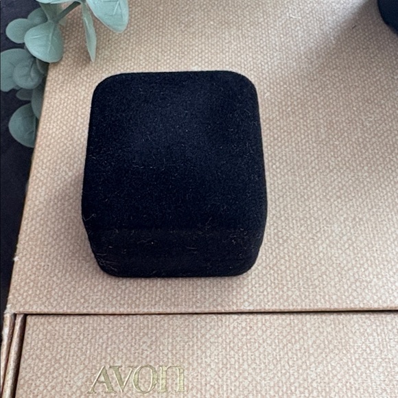 Vintage Avon Classic Round Cubic Zirconia Sculpted Band GoldTone Ring SIZE 7 223 - Picture 8 of 11